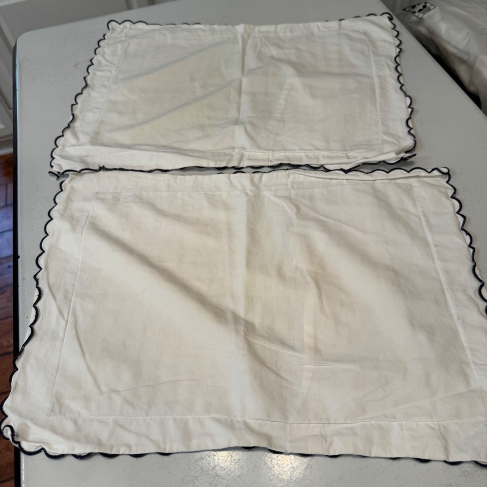Pottery Barn Pillow Shams Set of 2 White Navy Scalloped Trim 20x15 Cotton
